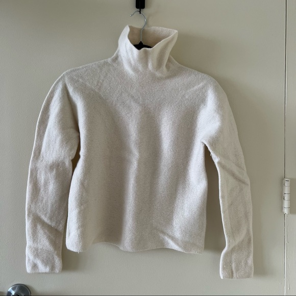 Uniqlo Cream High Neck Turtleneck Sweater - Picture 2 of 3